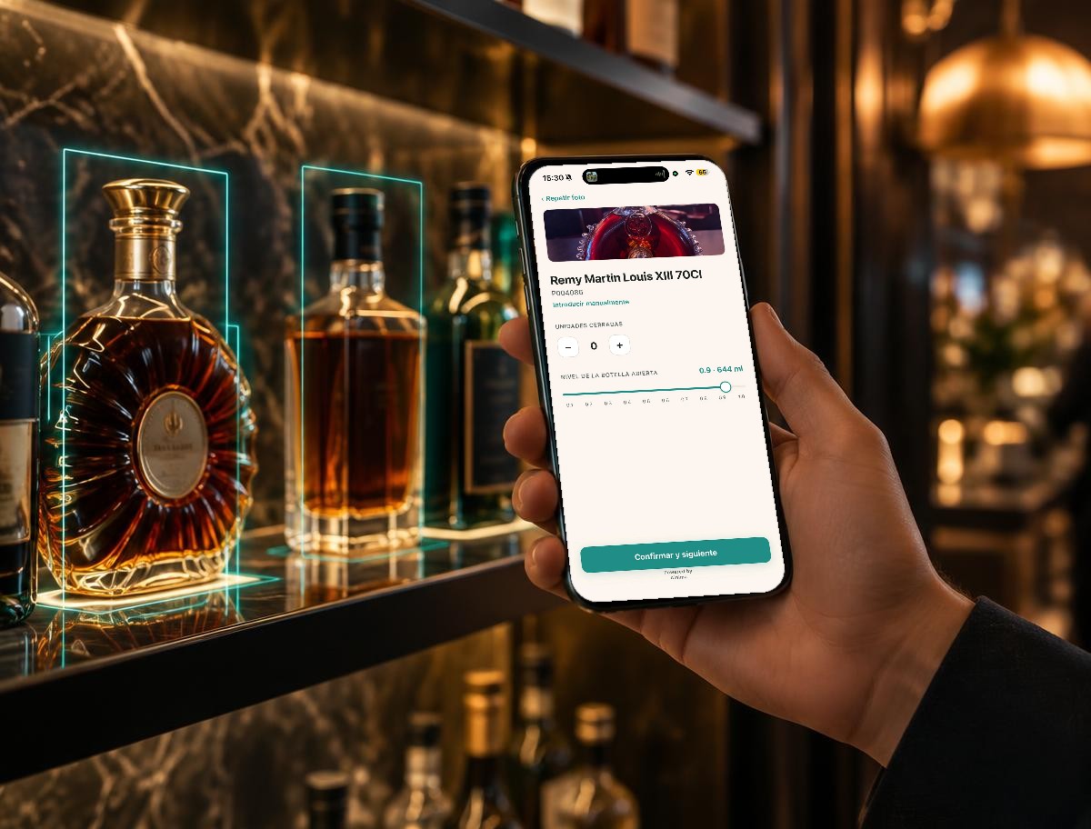Móvil con Dispensa junto a una estantería de productos etiquetados